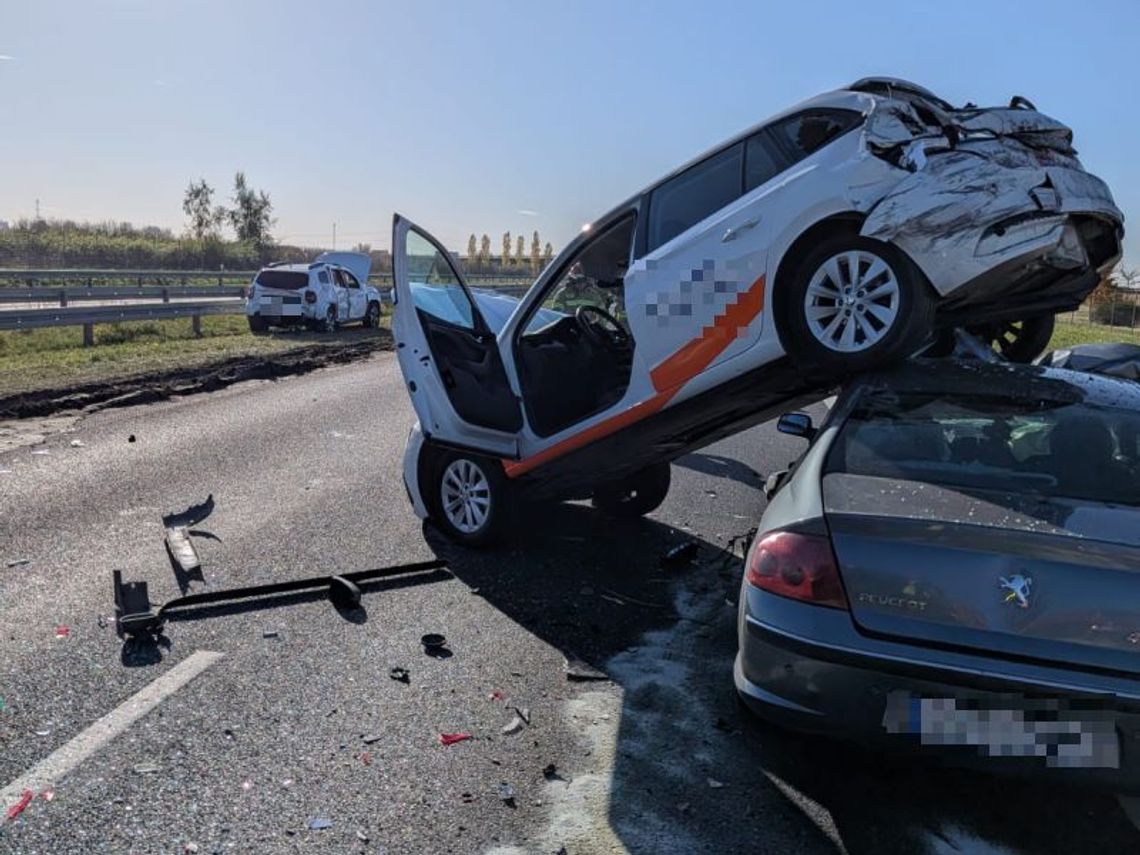 Uderzył w tył skody i zapoczątkował serię kolizji. Cztery pojazdy zderzyły się na S5 Uderzył w tył skody i zapoczątkował serię kolizji. Cztery pojazdy zderzyły się na S5