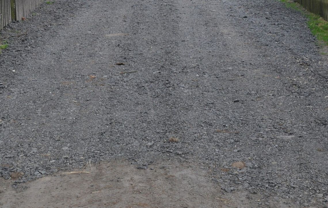Ukradł 40 ton asfaltu, by wyremontować sobie podjazd. Policjanci znaleźli łup pod własnymi butami