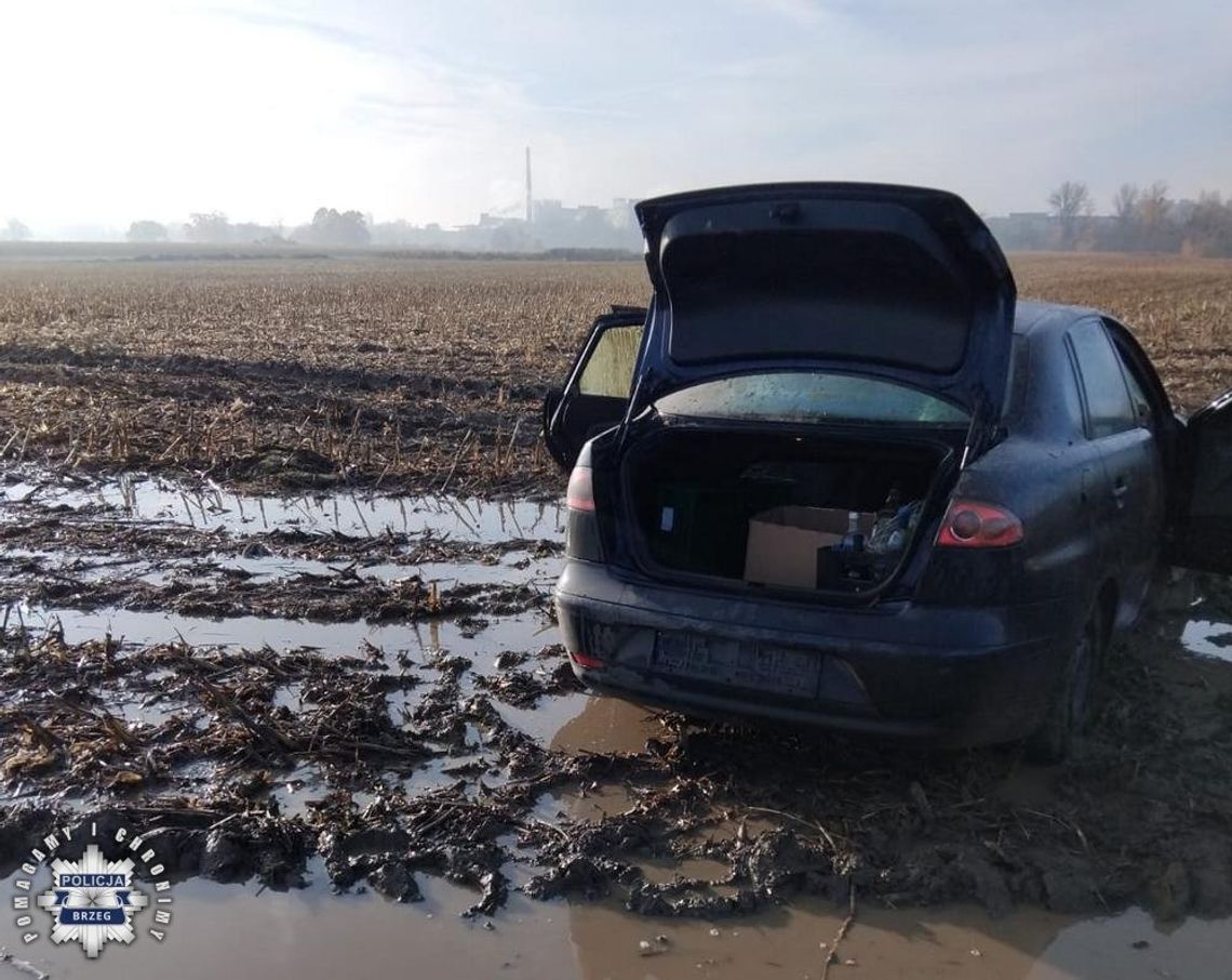 Ukradł 60 butelek alkoholu, a potem auto, żeby je przewieźć. Utknął na polu Ukradł 60 butelek alkoholu, a potem auto, żeby je przewieźć. Utknął na polu