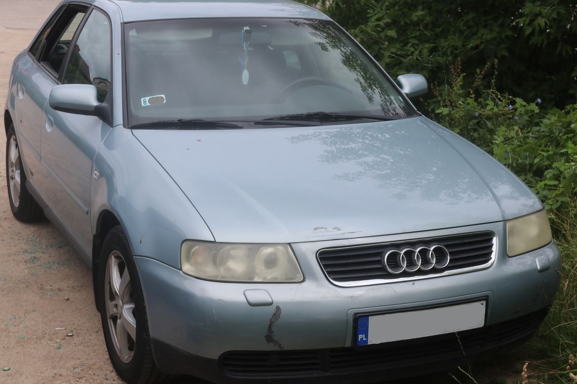 Ukradł samochód byłej dziewczynie, bo chciał w nim zamieszkać. Policjanci odnaleźli audi z mężczyzną w środku