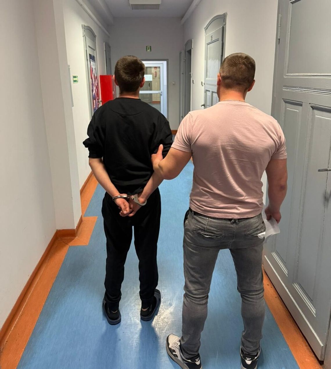 Ukradł auto ojczymowi i wylądował w rowie. 17-latek odpowie za kradzież i narkotyki