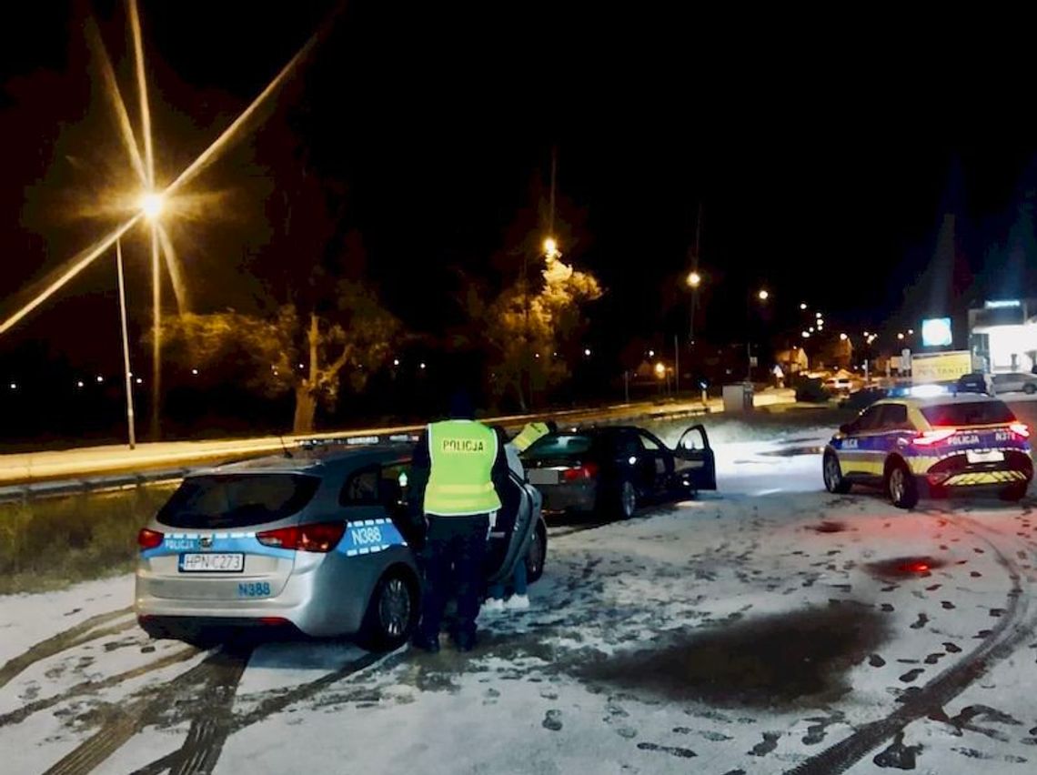 Ukradł BMW, zatankował bez płacenia, naćpał się, nachlał i wiózł znajomych nad morze. Wycieczkę przerwali policjanci