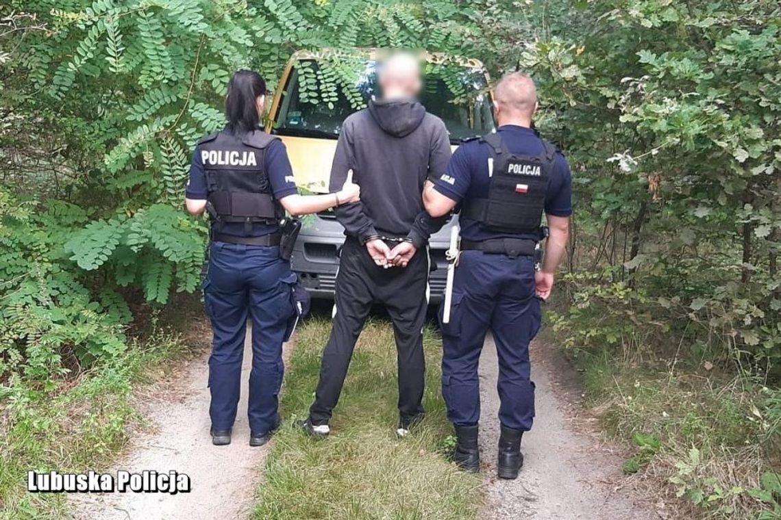 Ukradł busa i ukrył go w lesie. Policjanci zaskoczyli go, gdy spał w skradzionym pojeździe