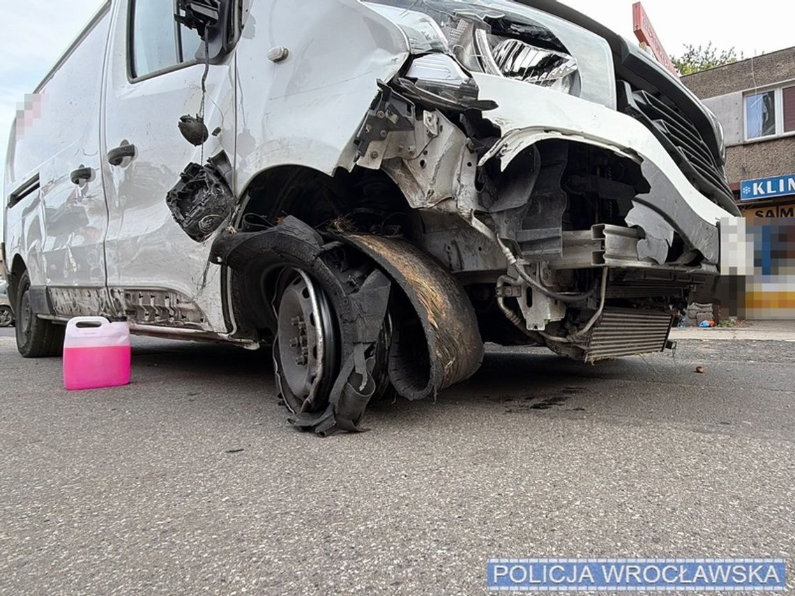 Ukradł busa kurierowi, potem uciekał przed policją. Trzy samochody uszkodzone Ukradł busa kurierowi, potem uciekał przed policją. Trzy samochody uszkodzone