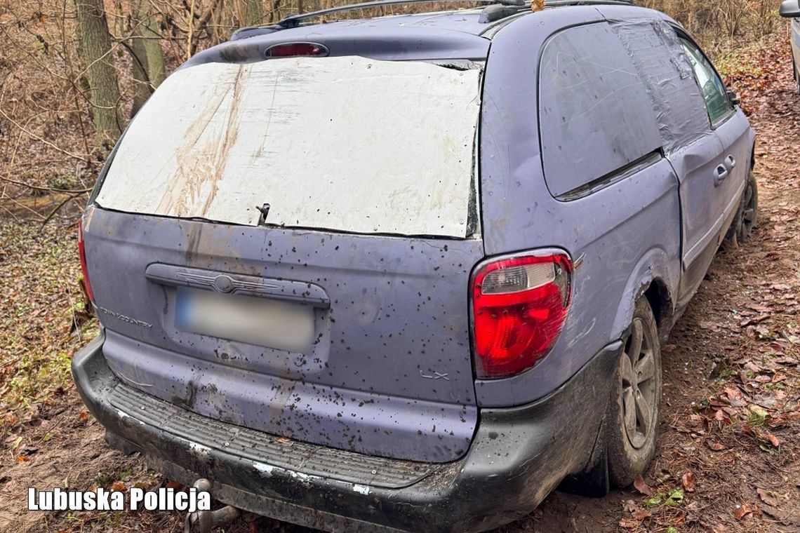 Ukradł drewno i ugrzązł w błocie. Poszedł po pomoc, gdy wrócił czekali już na niego policjanci Ukradł drewno i ugrzązł w błocie. Poszedł po pomoc, gdy wrócił czekali już na niego policjanci
