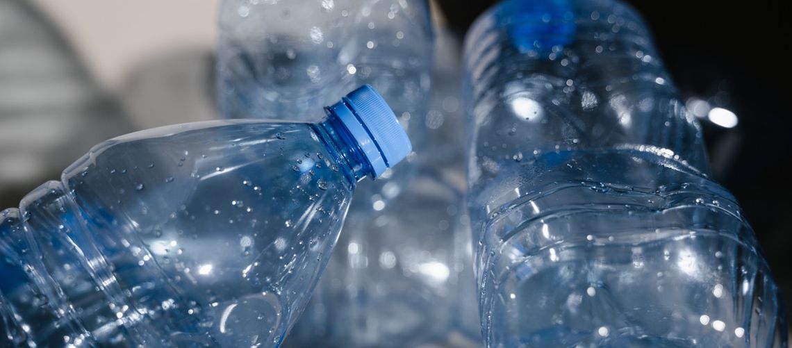 Ukradł dwa worki plastikowych butelek i zaatakował gazem. 28-latek odpowie za kradzież rozbójniczą
