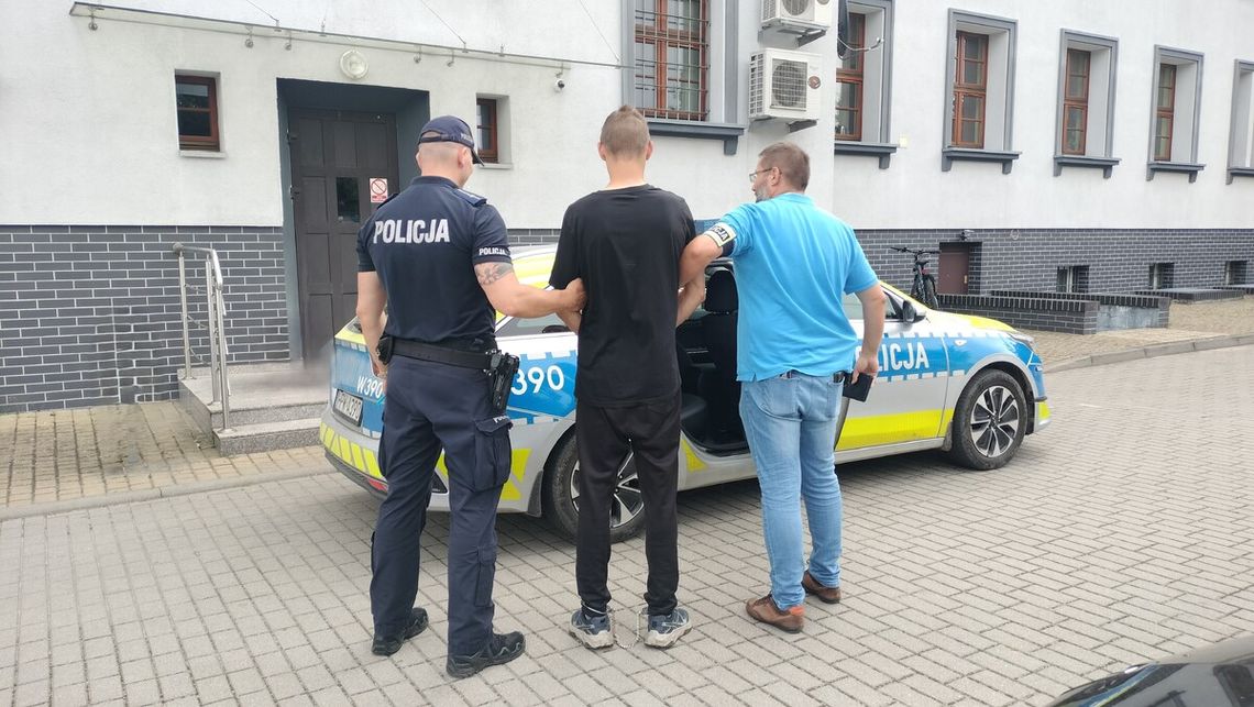 Ukradł flaszkę, szalał na skwerku, a potem stawiał się do policjantów. Sąd od razu wsadził go za kraty na 5 miesięcy Ukradł flaszkę, szalał na skwerku, a potem stawiał się do policjantów. Sąd od razu wsadził go za kraty na 5 miesięcy