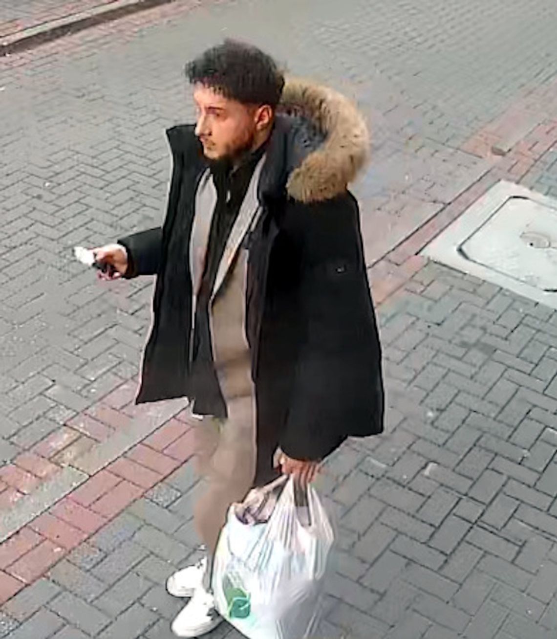 Ukradł kobiecie biżuterię, ubrania, a nawet kosmetyki. Policja opublikowała wizerunek złodzieja