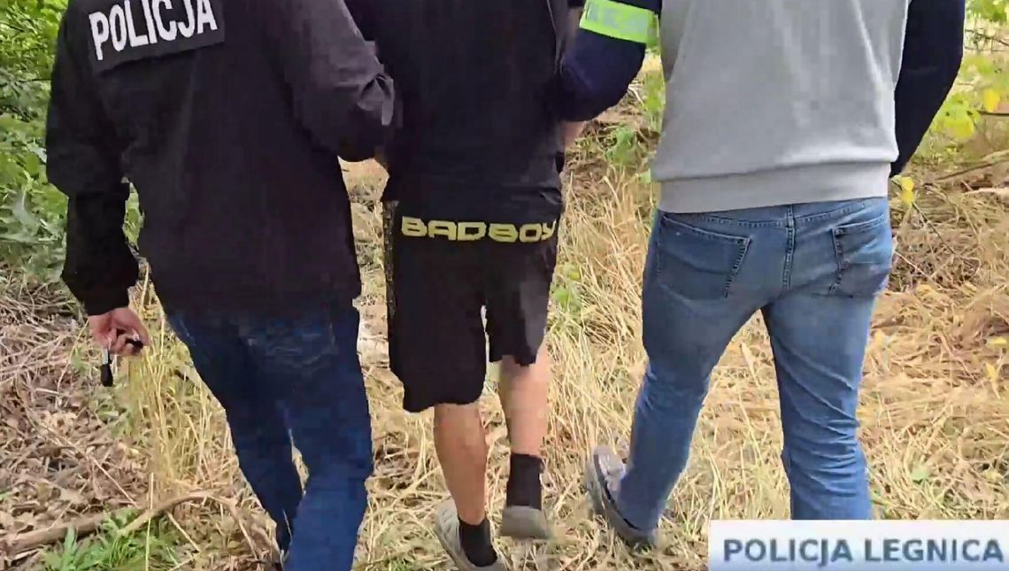 Ukradł krzyż z dachu kościoła, pociął go na kawałki i schował w krzakach Ukradł krzyż z dachu kościoła, pociął go na kawałki i schował w krzakach