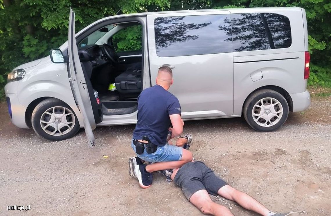 Ukradł mu torbę, potem odjechał jego autem, obrobił mieszkanie i szantażował żonę. Skończył skuty na glebie