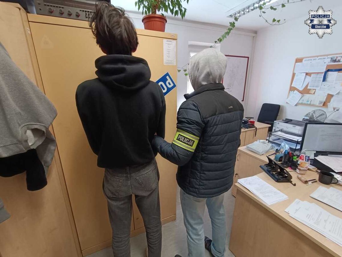 Ukradł mysz komputerową i zastraszył pracownika nożem. Policjanci wyciągnęli złodzieja z tramwaju