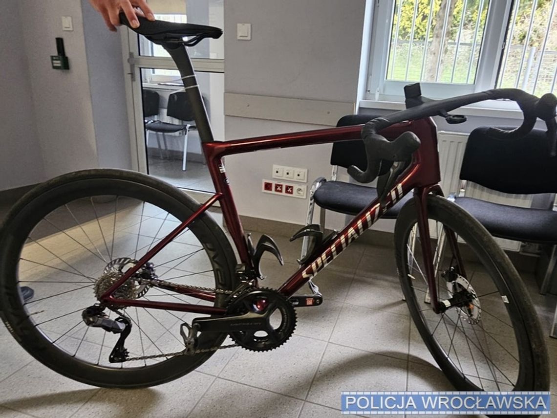 Ukradł rower za 28 tysięcy i... wyprzedził peleton. Złodziej wpadł na trasie wyścigu