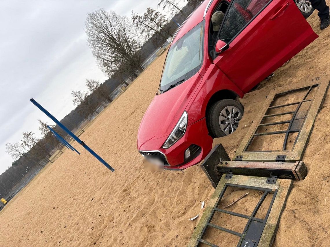 Ukradł samochód klientki warsztatu, by pojeździć po plaży. Po tym jak utknął w piachu, porzucił wóz Ukradł samochód klientki warsztatu, by pojeździć po plaży. Po tym jak utknął w piachu, porzucił wóz