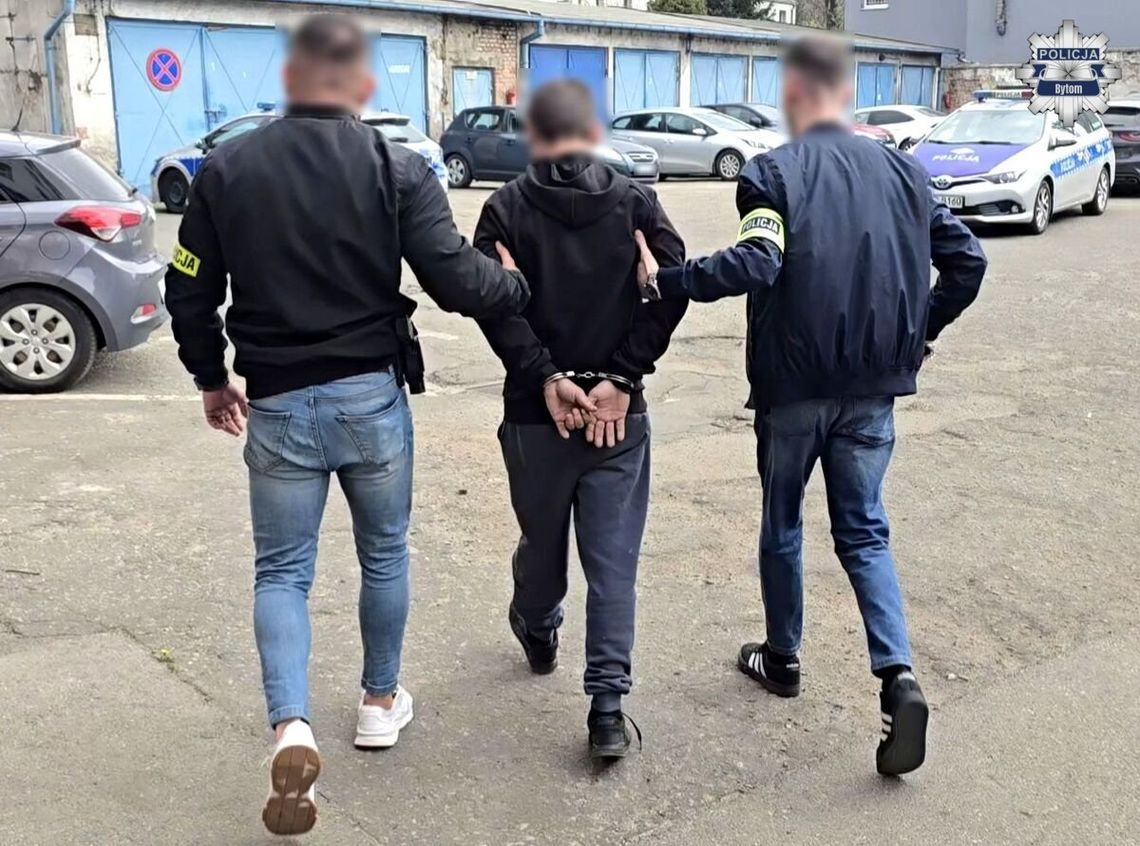 Ukradł skarbonę razem ze stołem i szedł z tym przez miasto. Mężczyzna został zatrzymany