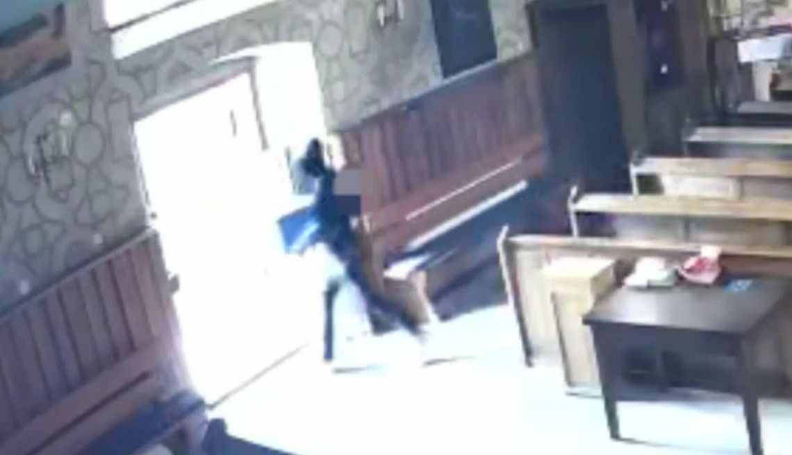 Ukradł skarbonę z kościoła, a potem schował się pod folią z truskawkami