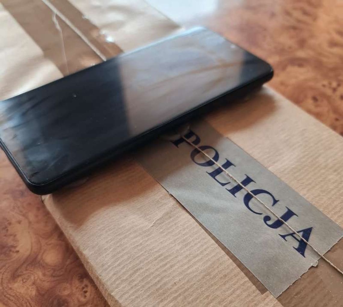 Ukradł telefon kobiecie. Dzielnicowy zadzwonił na skradziony numer, a złodziej mu się przedstawił Ukradł telefon kobiecie. Dzielnicowy zadzwonił na skradziony numer, a złodziej mu się przedstawił