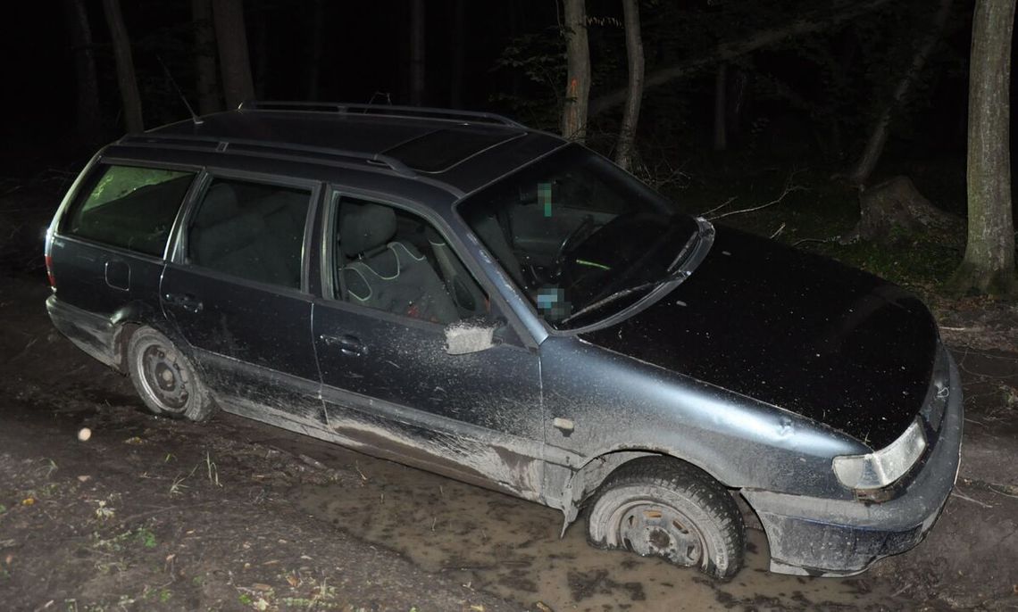 Ukradł Volkswagena, ale daleko nie pojechał. Auto ugrzęzło w błocie