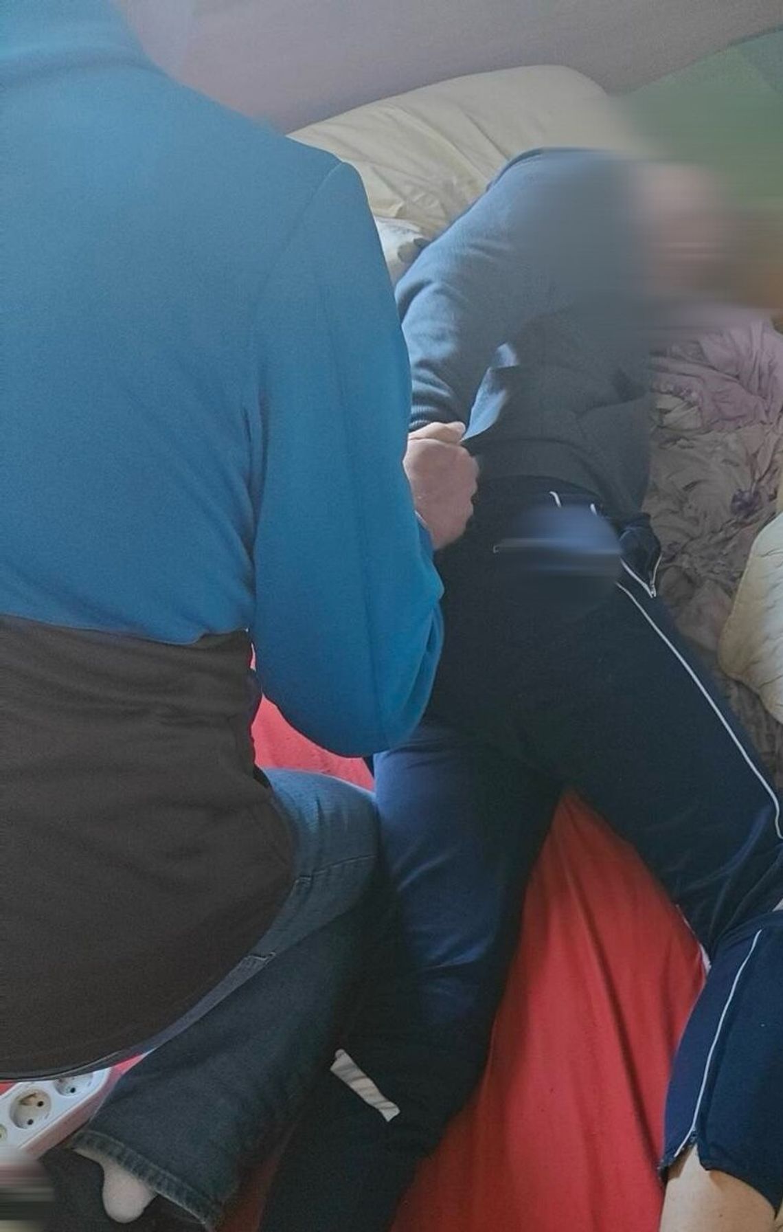 Ukradł whisky i zaatakował ochroniarza. 25-latek „zapomniał”, że szuka go policja