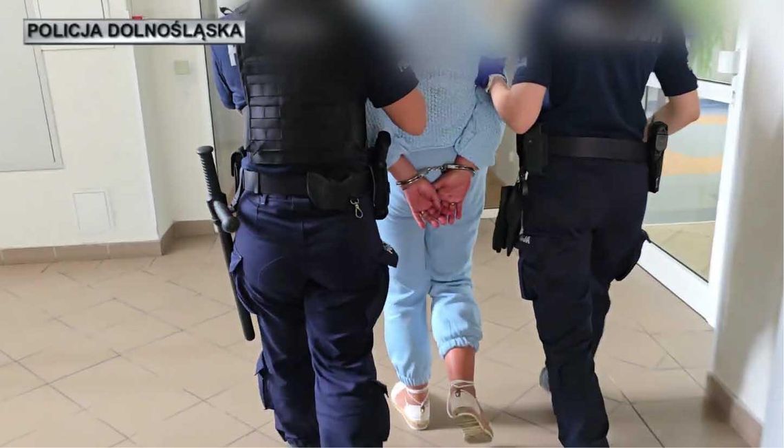 Ukradła plecak, opróżniła go i zaniosła na policję. Pieniądze miała w bieliźnie Ukradła plecak, opróżniła go i zaniosła na policję. Pieniądze miała w bieliźnie