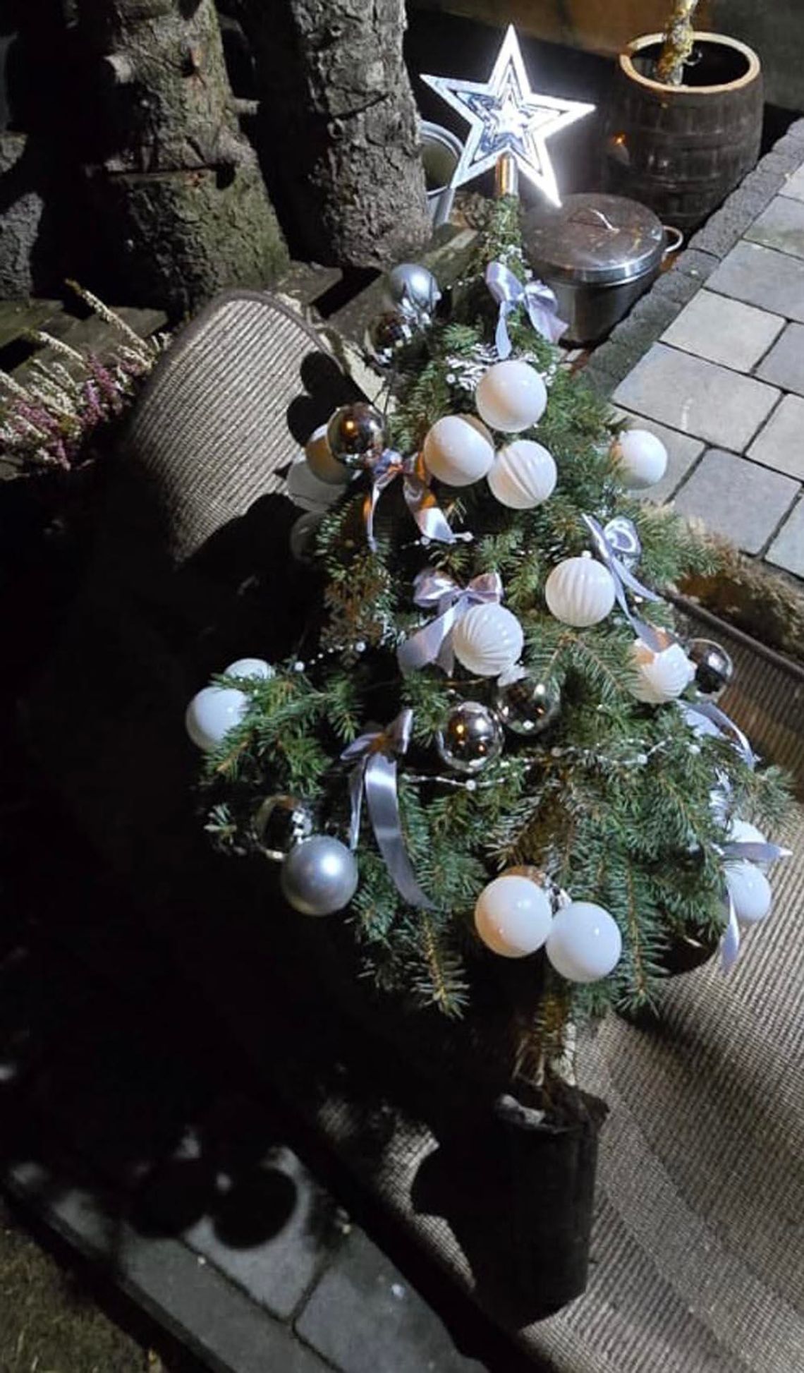 Ukradła z cmentarza stroiki z ukrytymi nadajnikami GPS i zabrała je do domu. Była w szoku, gdy przyszła do niej policja