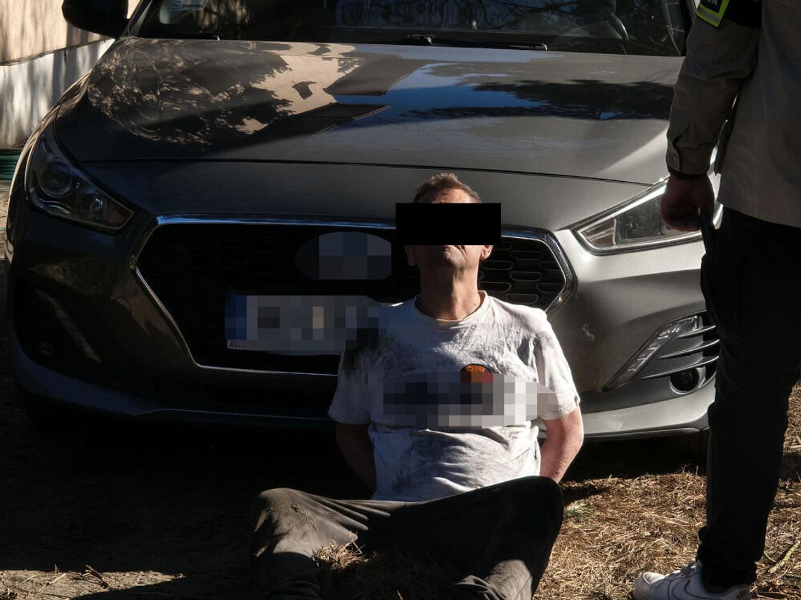 Ukradli auto spod polskiej ambasady w Berlinie. Grupa "Kobra" namierzyła kryjówkę seryjnych złodziei