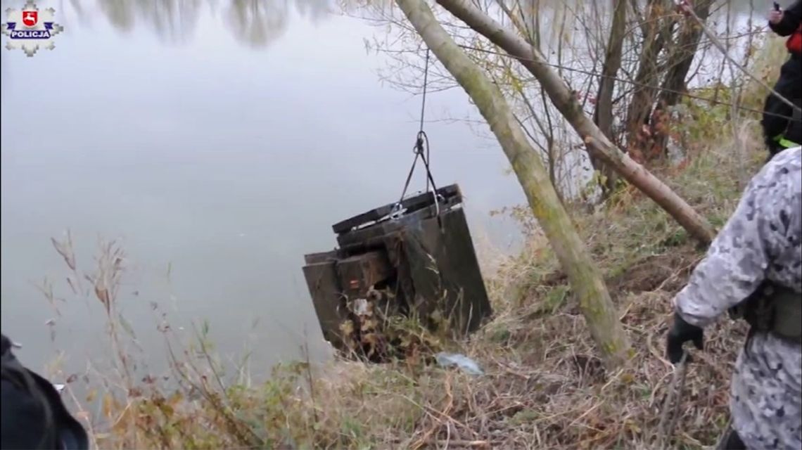 Ukradli bankomat, opróżnili sejf i wrzucili go do rzeki. WIDEO