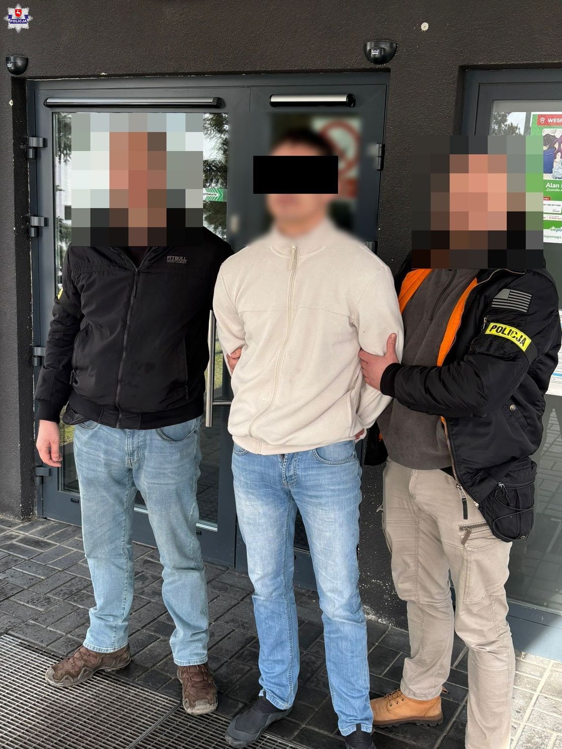 Ukradli biżuterię i gotówkę. Jeden z włamywaczy wyrzucił narkotyki prosto na policjanta