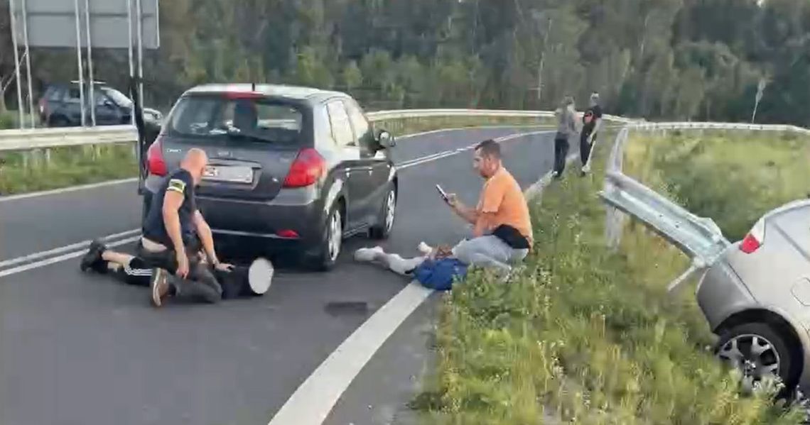 Ukradli BMW ze strzeżonego parkingu i staranowali bramę. Złodzieje zatrzymani po pościgu