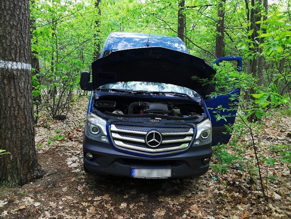 Ukradli Mercedesa z „trupem” w środku. Nietypowy finał kradzieży pod granicą z Niemcami