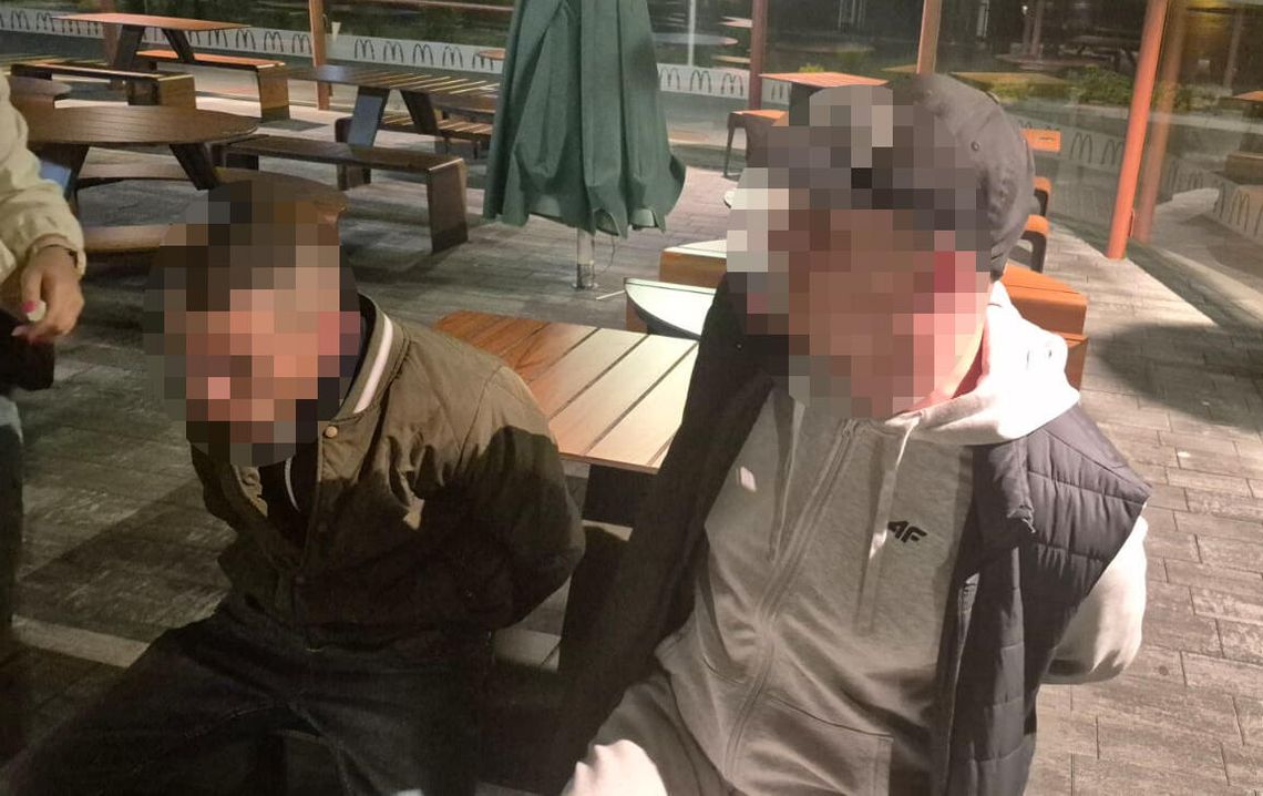 Ukradli samochód kobiecie z komisji wyborczej. Policjanci namierzyli ich na parkingu przed marketem