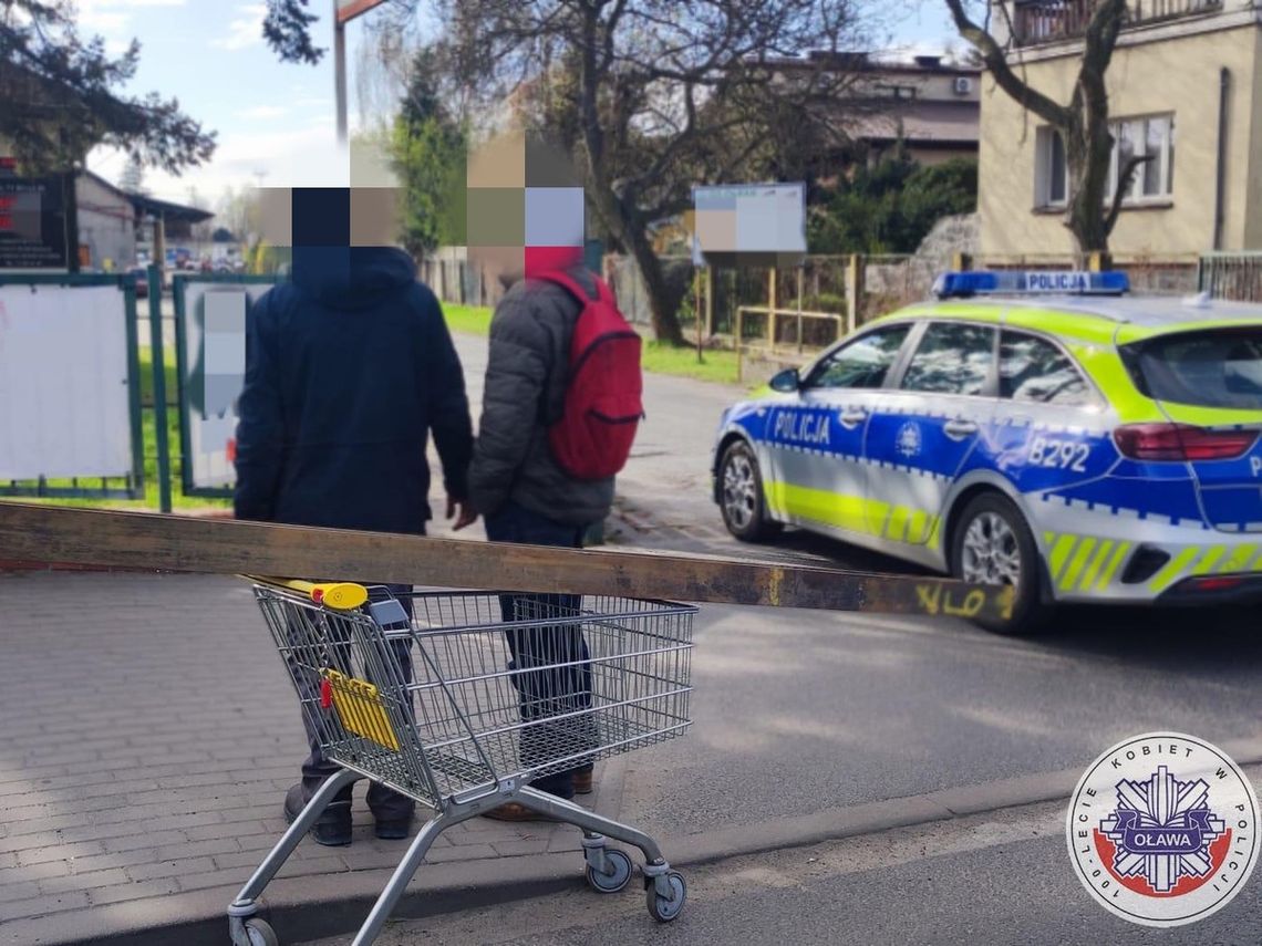 Ukradli stal z budowy. Wpadli, gdy wieźli łup na wózku sklepowym do skupu złomu