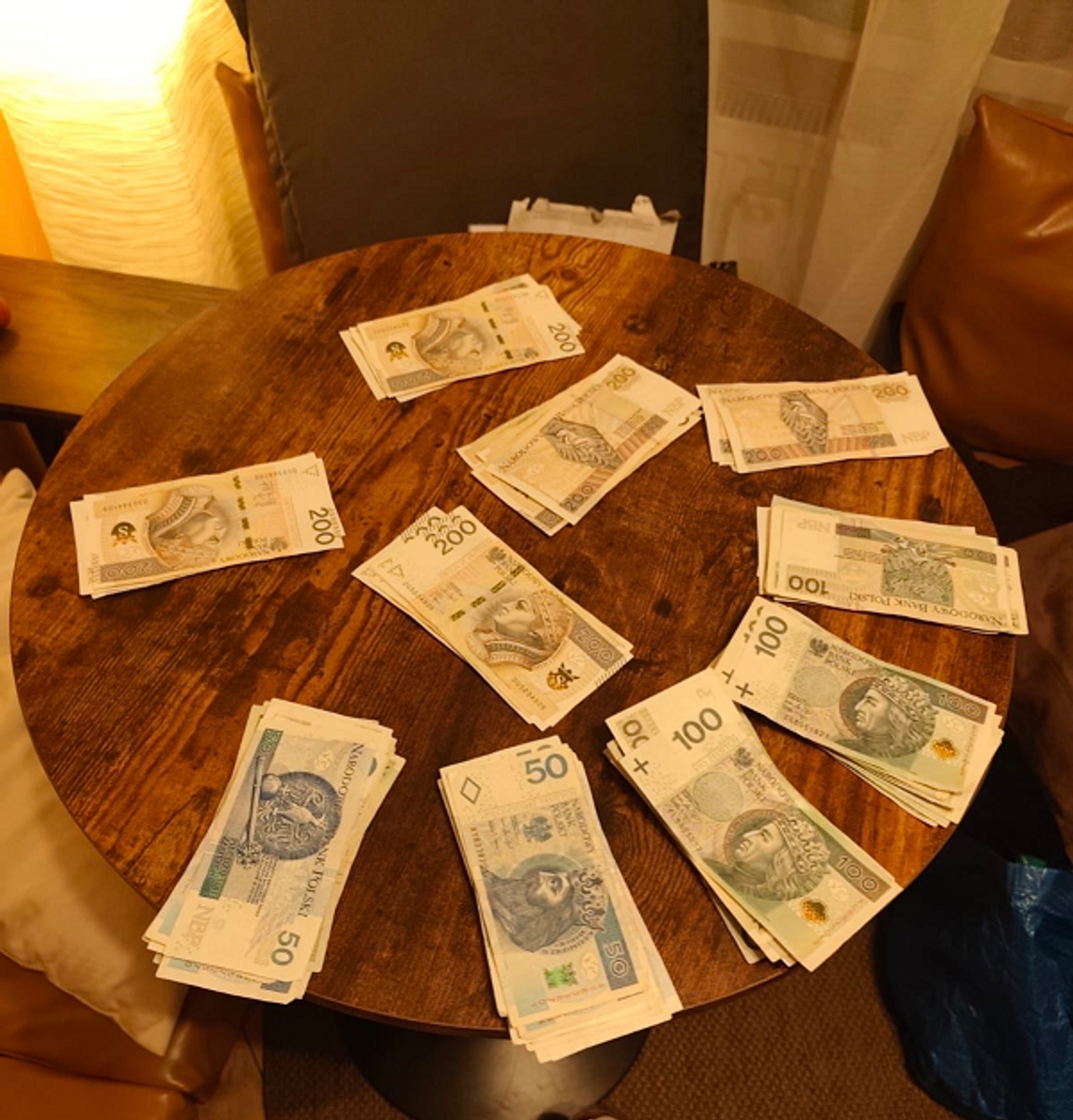 Ukradli torebkę i już myśleli, że to będzie strzał życia. W środku było 10 tysięcy