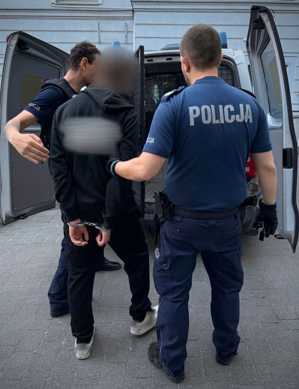 Ukradli torebkę ze słuchawkami, które cały czas pokazywały lokalizację. Trzy osoby zatrzymane Ukradli torebkę ze słuchawkami, które cały czas pokazywały lokalizację. Trzy osoby zatrzymane