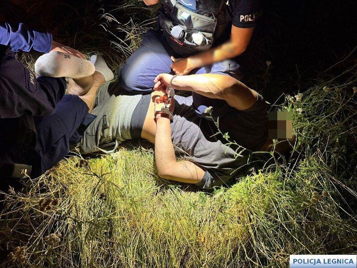 Ukrainiec jeździł pijany i groził ludziom pistoletem. Policjanci złapali go, gdy spał w aucie