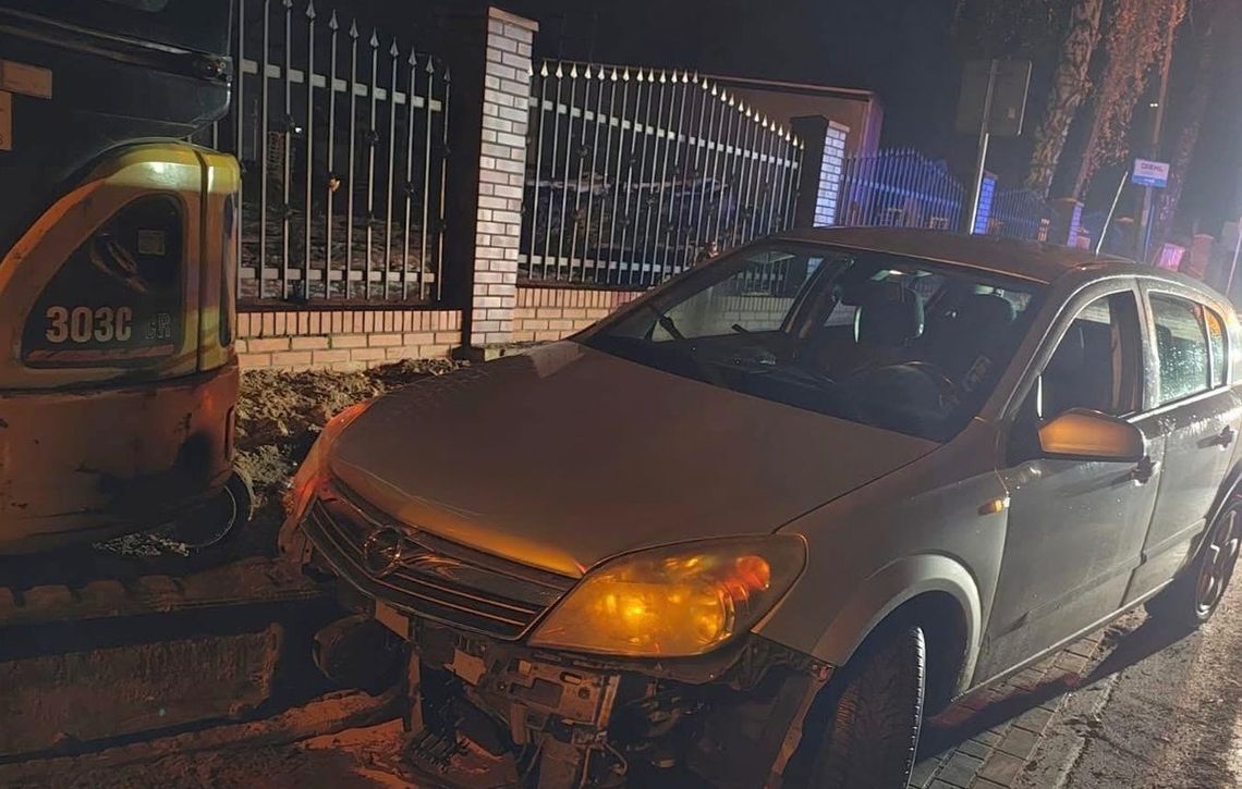 Ukrainiec miał blisko 4 promile we krwi. Wjechał samochodem w koparkę stojącą na poboczu
