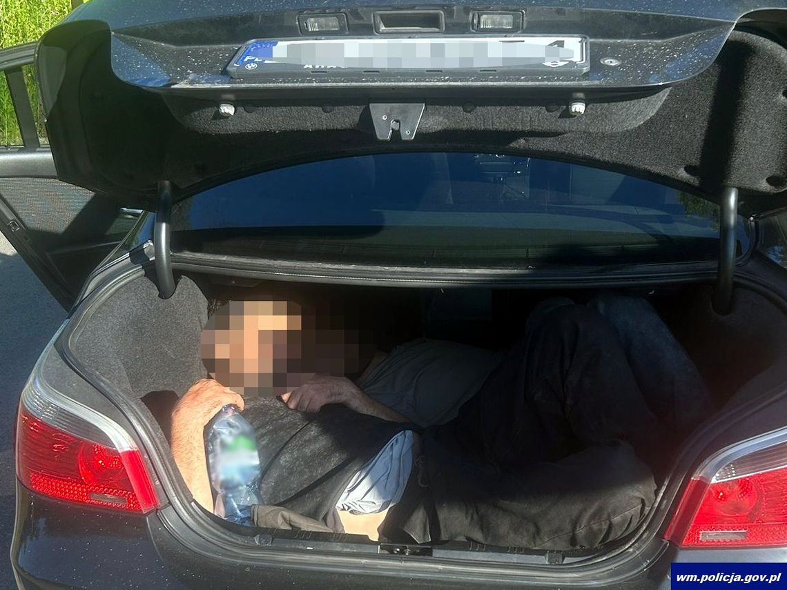 Ukrainiec przemycał nielegalnych emigrantów. Miał dwóch w bagażniku i dwóch za fotelami