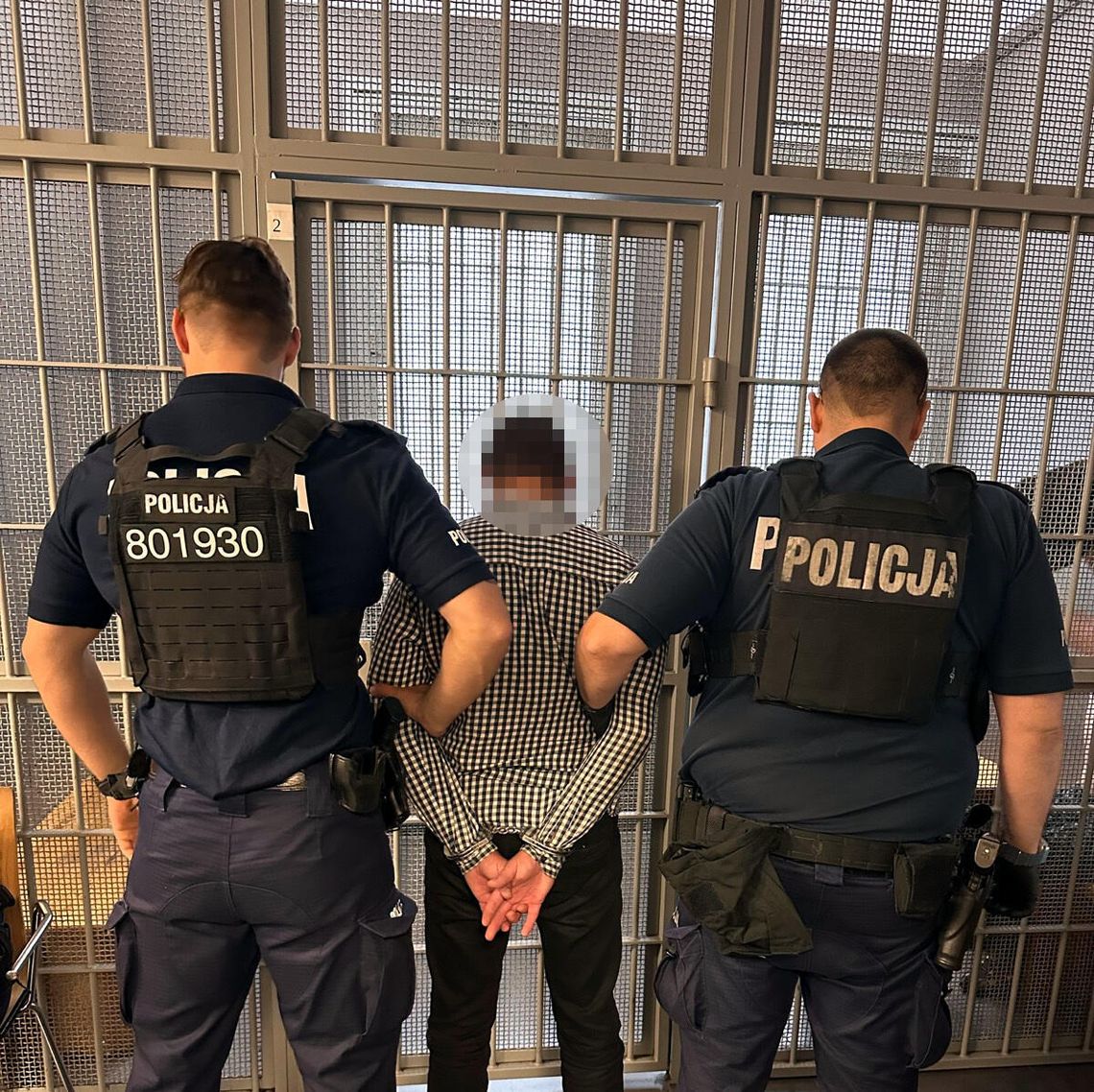 Ukrainiec woził pasażerów mimo zatrzymanego prawa jazdy. Policjantom zaproponował 500 zł łapówki Ukrainiec woził pasażerów mimo zatrzymanego prawa jazdy. Policjantom zaproponował 500 zł łapówki