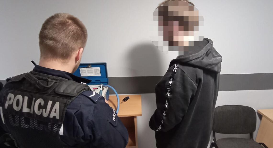 Ukrainiec zasnął za kierownicą na skrzyżowaniu. Miał ponad 2 promile we krwi Ukrainiec zasnął za kierownicą na skrzyżowaniu. Miał ponad 2 promile we krwi