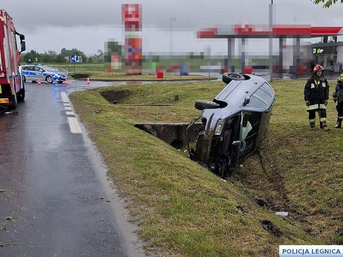 Ukrainiec zobaczył policjanta kierującego ruchem i spanikował. Doprowadził do dachowania Ukrainiec zobaczył policjanta kierującego ruchem i spanikował. Doprowadził do dachowania