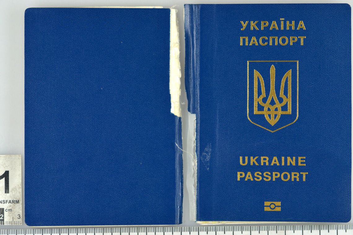 Ukrainka chciała wyjechać z przerwanym paszportem. Tłumaczyła, że zgubiła go w parku , a potem znalazła w takim stanie Ukrainka chciała wyjechać z przerwanym paszportem. Tłumaczyła, że zgubiła go w parku , a potem znalazła w takim stanie