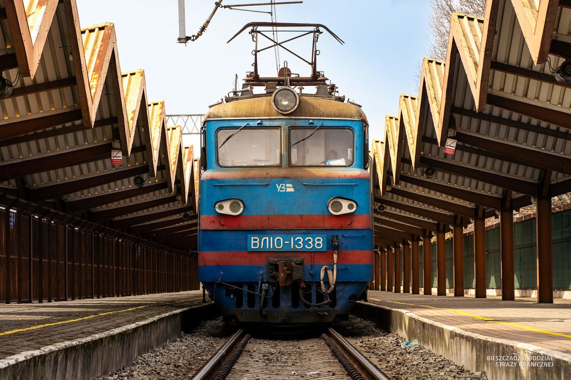 Ukraińscy maszyniści przemycali młodych mężczyzn w lokomotywach. Brali 10 tysięcy dolarów od osoby Ukraińscy maszyniści przemycali młodych mężczyzn w lokomotywach. Brali 10 tysięcy dolarów od osoby