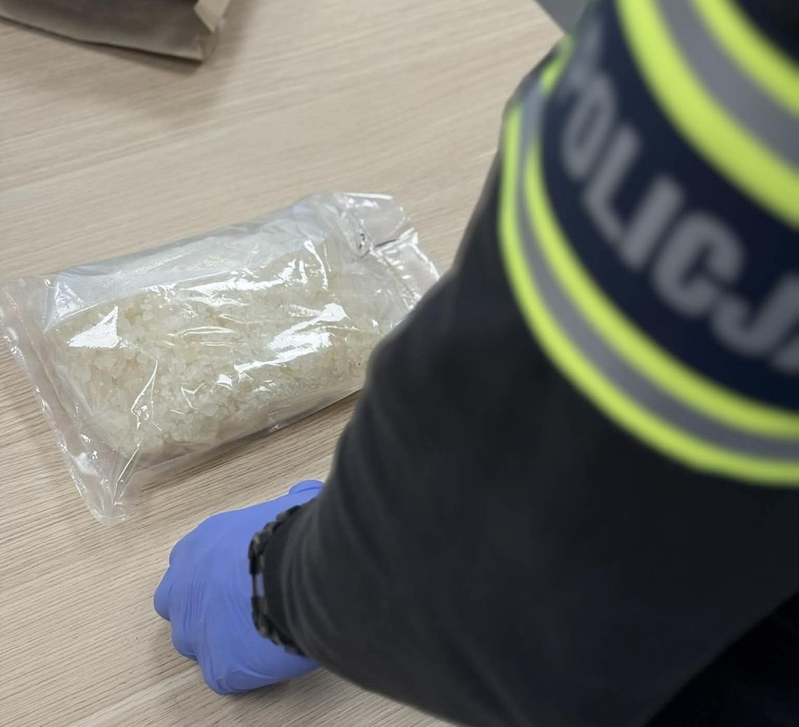 Ukryli kilogram metamfetaminy pod maską forda. Policjanci zatrzymali narkotykowych kurierów