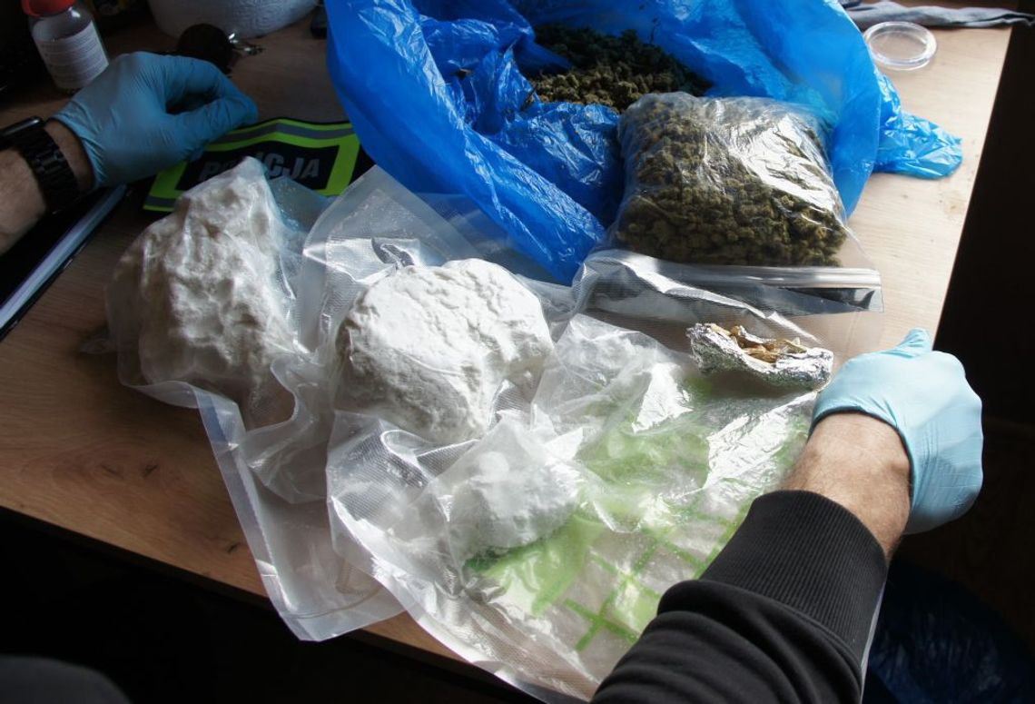 Ukrywał 1,5 kilograma narkotyków w mieszkaniu. Po nalocie kryminalnych 31-latek trafił do aresztu Ukrywał 1,5 kilograma narkotyków w mieszkaniu. Po nalocie kryminalnych 31-latek trafił do aresztu