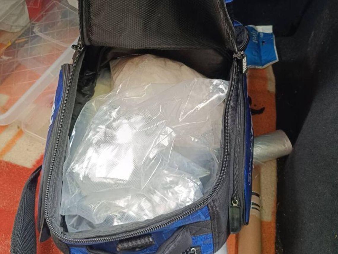 Ukrywał narkotyki w kilku samochodach. Policjanci przyszli z psem i znaleźli ponad 3 kg towaru