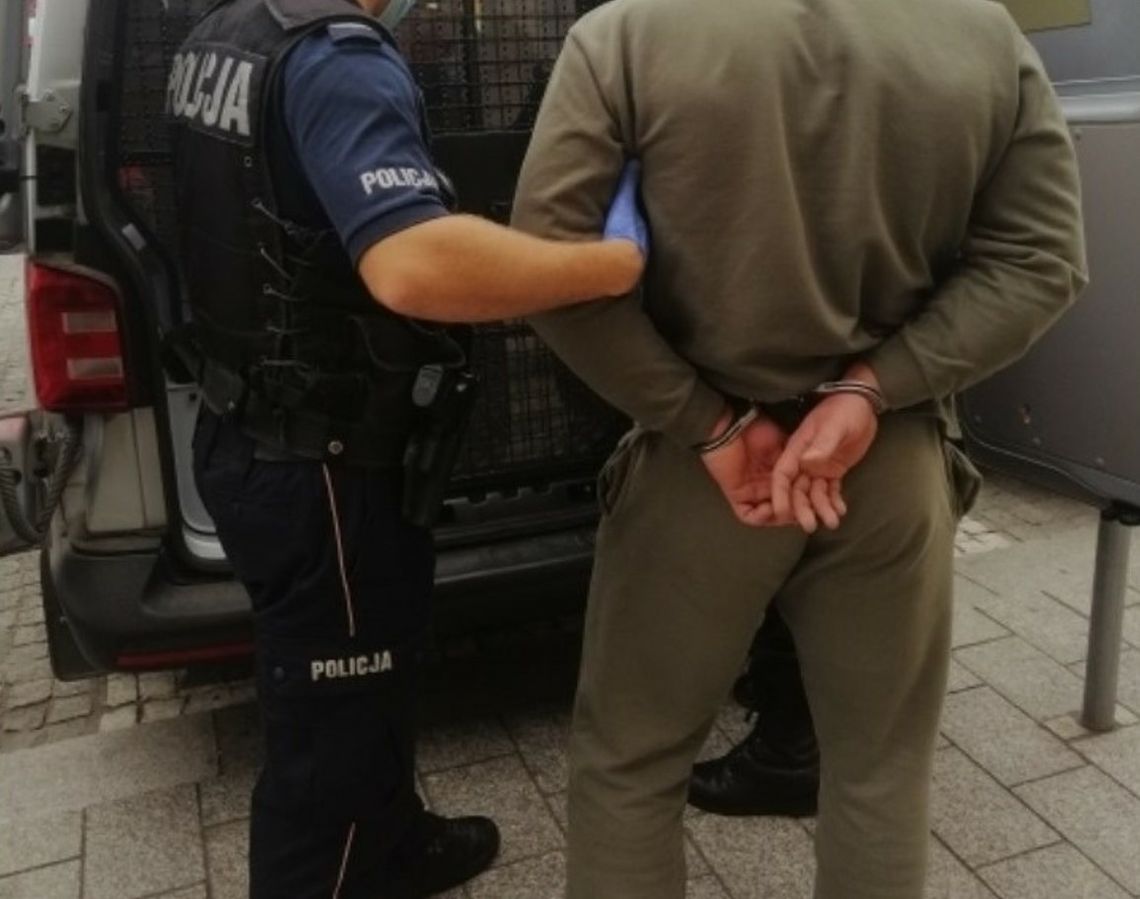 Ukrywał się przez 23-lata, teraz sam zgłosił się na policję, bo tak kazała mu wiara. Zadzwonił i czekał na kryminalnych na przystanku