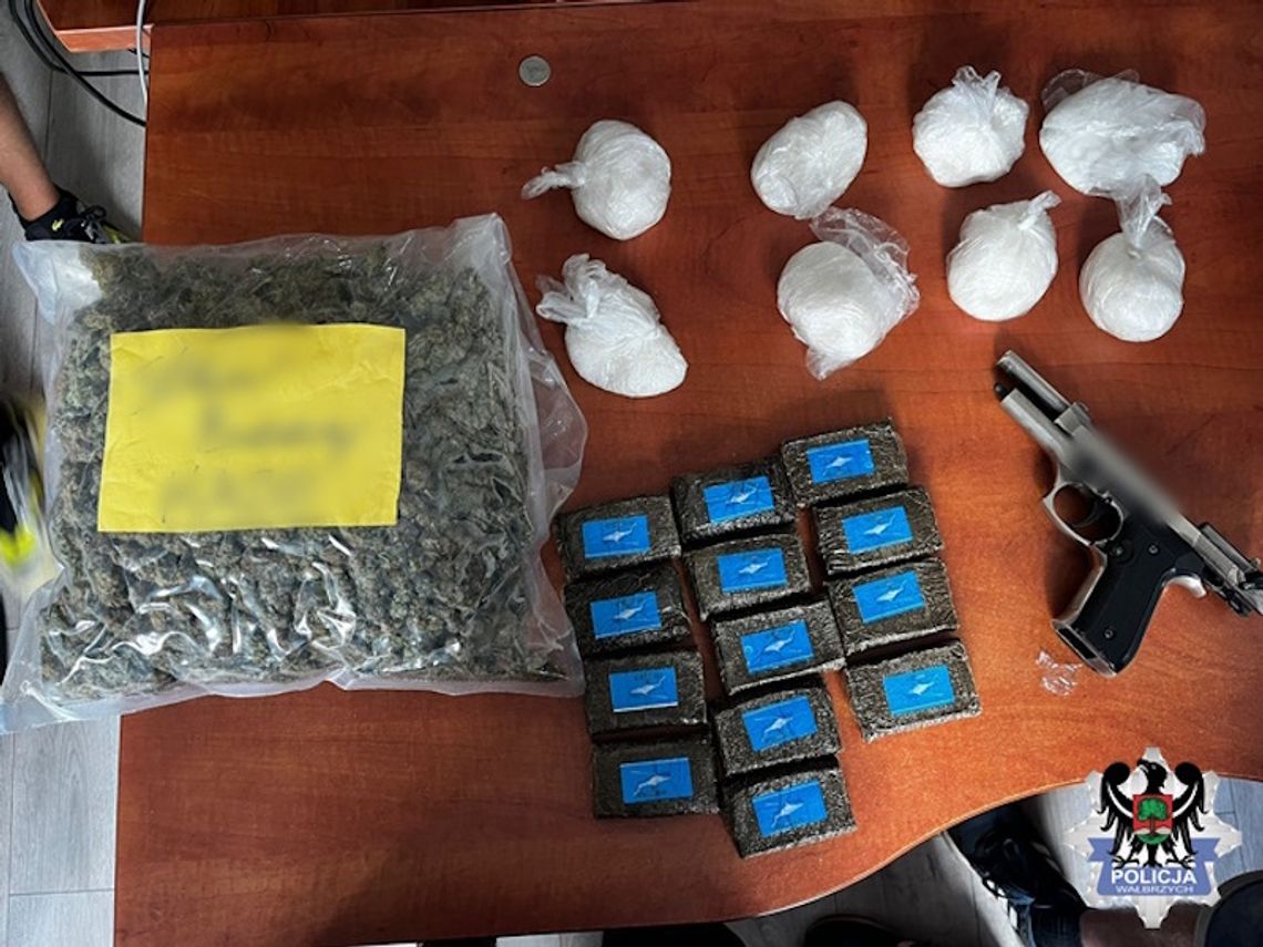 Ukrywał w garażu blisko trzy kilogramy narkotyków. 45-letni recydywista zatrzymany Ukrywał w garażu blisko trzy kilogramy narkotyków. 45-letni recydywista zatrzymany