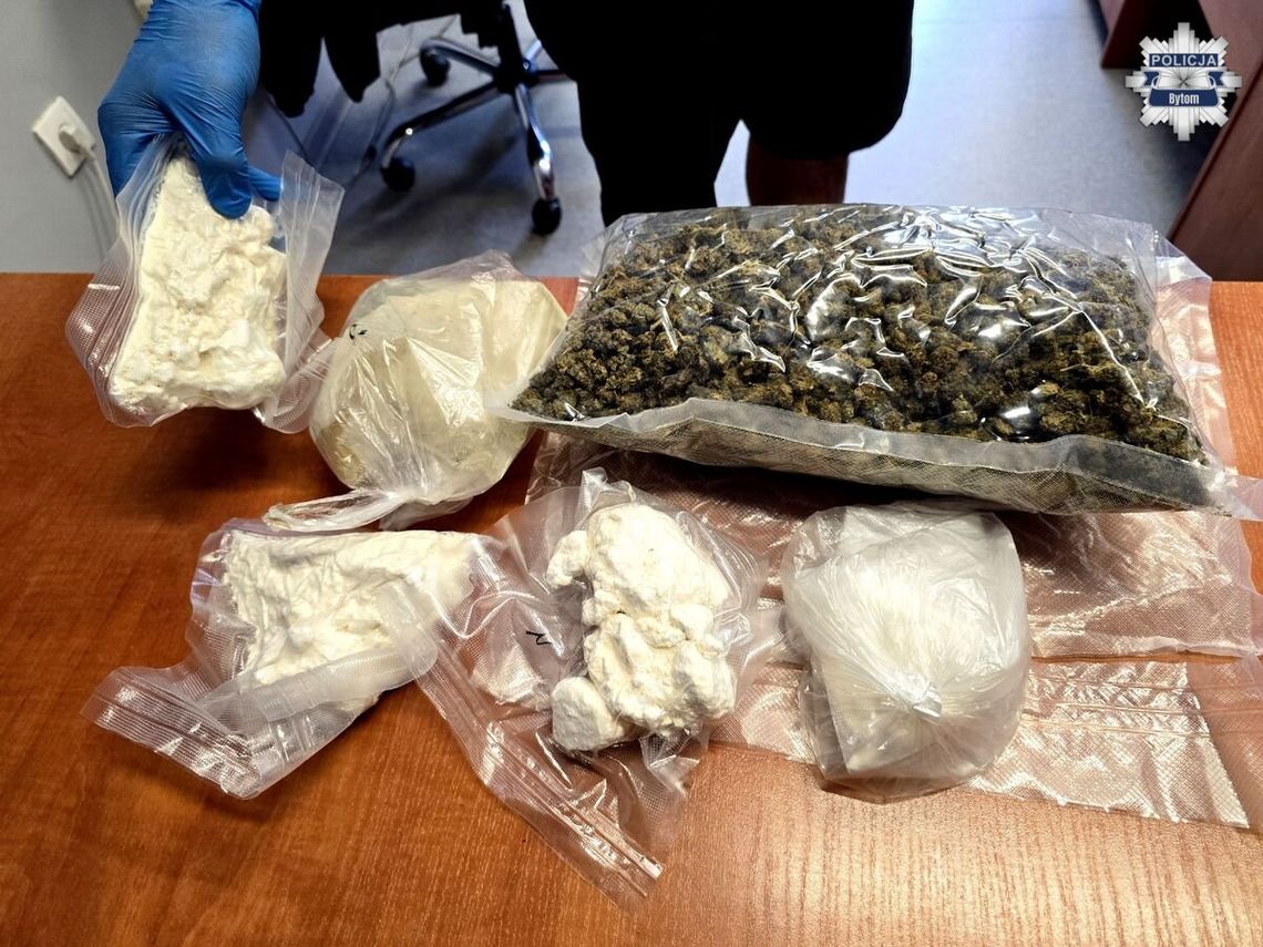 Ukrywał w mieszkaniu ponad 1,5 kilo narkotyków. Po zatrzymaniu 35-latek dostał dozór policji Ukrywał w mieszkaniu ponad 1,5 kilo narkotyków. Po zatrzymaniu 35-latek dostał dozór policji