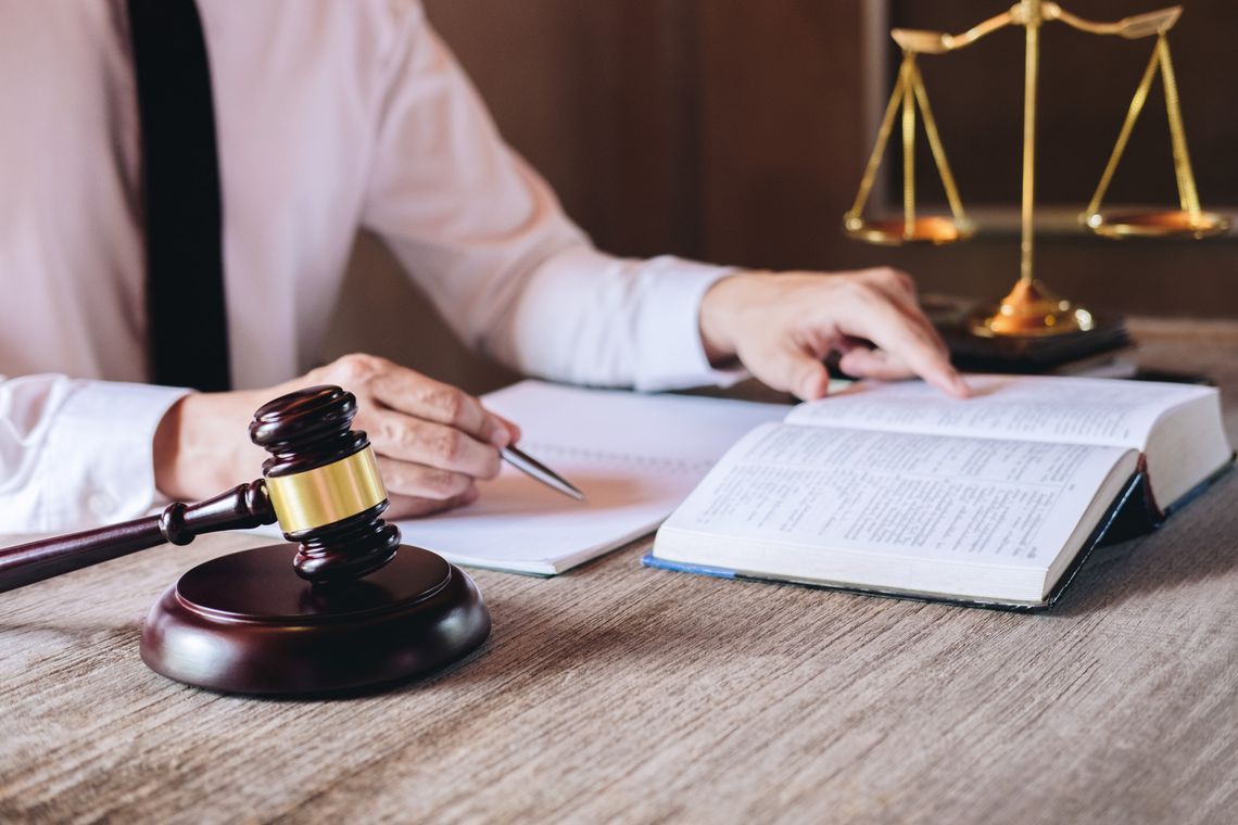 Umowa zlecenie czy umowa o dzieło – jak ZUS i sąd patrzą na „pozorne” umowy i jakie są konsekwencje dla pracodawcy?