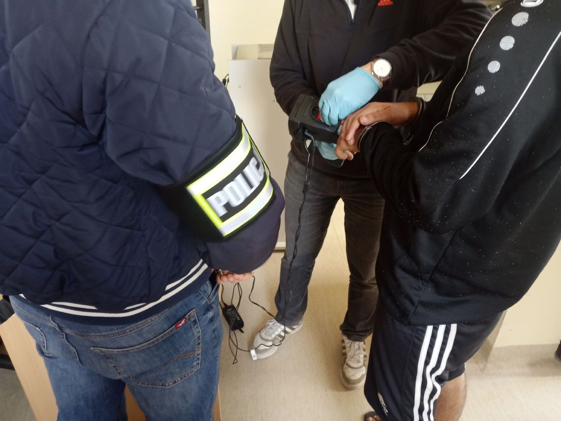 Upchnął osiem osób w osobówce. "Kurier" z Francji wpadł podczas kontroli drogowej