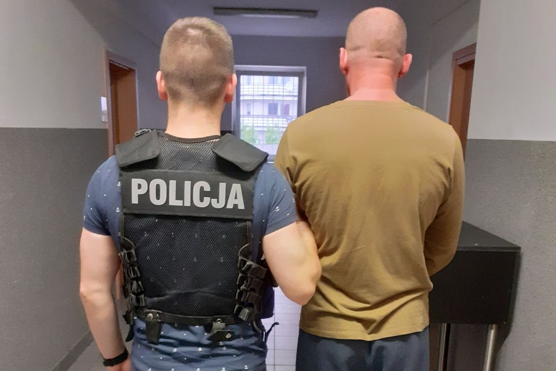 Uprawiał zioło dla gangu kiboli. Profesjonalną plantację urządził w swoim mieszkaniu. WIDEO